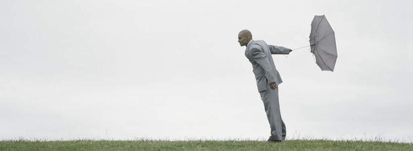 西方人,一个人,商务人士,商务男性,站,举,笑,微笑,横图,室外,白天,侧面,衬衫,旅游,度假,草地,草坪,植物,欧洲,欧洲人,仅一个男性,仅一个人,一把,撑,握,阴影,套装,光线,伞,影子,雨伞,遮阳伞,云,云朵,拿,云彩,拿着,注视,娱乐,阳伞,草,仅一个年轻男性,绿色,白云,天空,阳光,天,观察,看,托,站着,享受,休闲,放松,握着,观看,察看,撑着,关注,商务装,工薪阶层,男人,男性,年轻男性,白种人,白领,上班族,举起,举手,举着,向上举,向上伸,向上托,站立,彩图,全身,衬衣