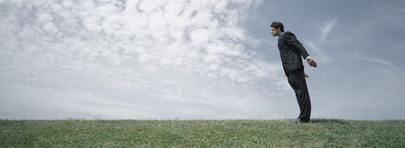 西方人,头发,一个人,商务人士,商务男性,站,伸展双臂,横图,室外,白天,侧面,衬衫,旅游,度假,草地,草坪,植物,欧洲,欧洲人,仅一个男性,仅一个人,阴影,套装,光线,影子,云,云朵,云彩,娱乐,草,仅一个年轻男性,蓝色,绿色,黑色,白云,蓝天,天空,阳光,天,站着,享受,休闲,放松,踮脚,商务装,工薪阶层,男人,男性,年轻男性,白种人,白领,上班族,敞开双臂,伸开双臂,展开双肩,站立,张开手臂,张开双臂,彩图,全身,衬衣