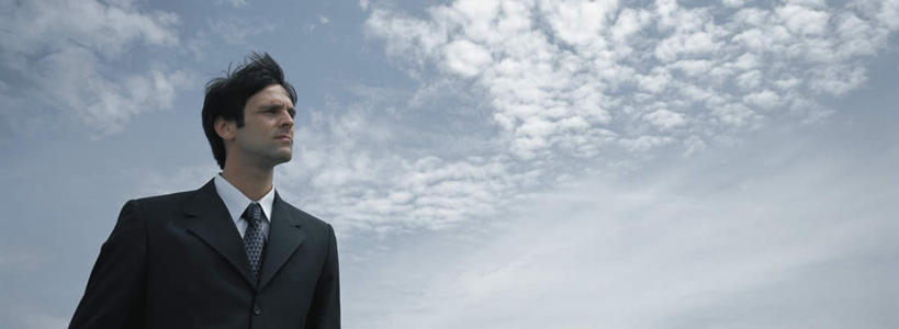 西方人,头发,一个人,商务人士,商务男性,站,笑,横图,室外,白天,正面,衬衫,旅游,度假,欧洲,欧洲人,仅一个男性,仅一个人,阴影,套装,光线,影子,云,云朵,云彩,注视,娱乐,仅一个年轻男性,蓝色,黑色,白云,蓝天,天空,阳光,天,观察,看,站着,转头,享受,休闲,放松,观看,察看,关注,商务装,工薪阶层,男人,男性,年轻男性,白种人,白领,上班族,站立,半身,彩图,衬衣