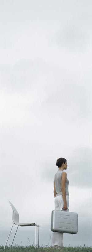 西方人,头发,一个人,商务人士,商务女性,站,竖图,室外,白天,仰视,旅游,度假,安全,手提箱,椅子,欧洲,欧洲人,仅一个年轻女性,仅一个女性,仅一个人,一把,阴影,套装,光线,影子,木椅,云,云朵,云彩,拎,注视,娱乐,一个,黑色,白云,天空,阳光,箱子,天,观察,看,站着,享受,休闲,放松,单个,观看,保护,察看,关注,保险,商务装,私密,工薪阶层,密码箱,年轻女性,女人,女性,白种人,白领,上班族,站立,彩图,低角度拍摄,全身,拎着