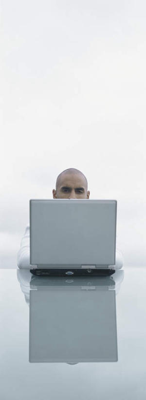 西方人,秃头,一个人,商务人士,商务男性,摸,竖图,室外,白天,正面,衬衫,旅游,度假,电脑,笔记本电脑,桌子,欧洲,欧洲人,仅一个男性,仅一个人,抚摸,敲打,阴影,套装,光线,网络,影子,办公桌,云,云朵,云彩,注视,娱乐,输入,通讯设备,仅一个年轻男性,蓝色,白云,蓝天,天空,阳光,天,打字,观察,看,享受,休闲,放松,观看,点击,敲击,察看,无线,关注,通信设备,商务装,无线网络,无线上网,便携式电脑,工薪阶层,按键,手提电脑,男人,男性,年轻男性,白种人,光头,无发,白领,上班族,触摸,接触,半身,彩图,衬衣