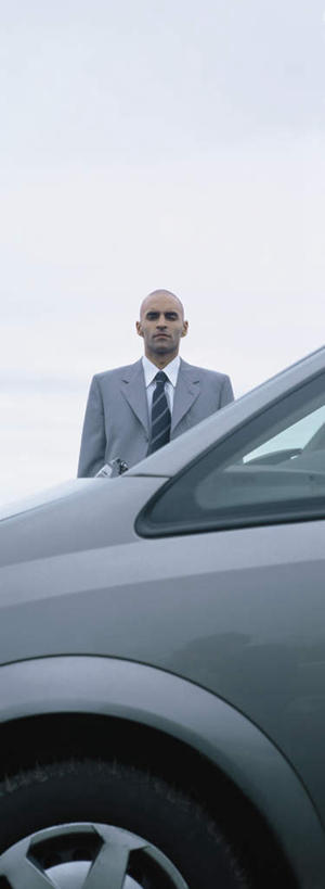 西方人,秃头,一个人,商务人士,商务男性,站,笑,微笑,竖图,室外,白天,正面,衬衫,旅游,度假,汽车,欧洲,欧洲人,仅一个男性,仅一个人,一辆,阴影,套装,光线,影子,云,云朵,云彩,注视,娱乐,车,仅一个年轻男性,蓝色,白云,蓝天,天空,阳光,交通工具,轿车,天,观察,看,站着,享受,休闲,放松,观看,察看,关注,商务装,工薪阶层,男人,男性,年轻男性,白种人,光头,无发,白领,上班族,站立,半身,彩图,衬衣