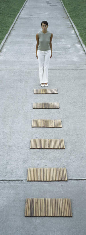 西方人,头发,一个人,商务人士,商务女性,站,竖图,俯视,室外,白天,旅游,度假,草地,草坪,植物,道路,路,欧洲,欧洲人,仅一个年轻女性,仅一个女性,仅一个人,一排,许多,阴影,套装,整齐,光线,木板,影子,云,云朵,小路,交通,云彩,注视,娱乐,踩,草,排列,绿色,黑色,白云,天空,阳光,天,踩着,观察,看,站着,享受,休闲,放松,观看,察看,队列,关注,商务装,工薪阶层,年轻女性,女人,女性,白种人,白领,上班族,站立,彩图,高角度拍摄,全身