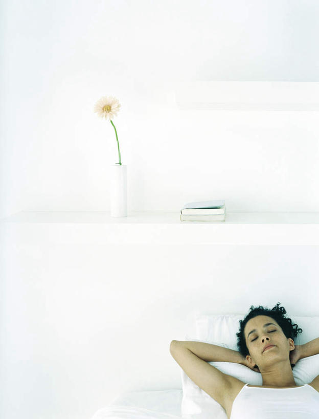 西方人,头发,一个人,躺,闭眼,摸,睡,竖图,俯视,室内,白天,床,靠垫,卧室,花瓶,书籍,欧洲,欧洲人,仅一个年轻女性,仅一个女性,仅一个人,一本,抚摸,盛开,墙,床单,靠枕,花蕾,被子,墙壁,墙面,花,花瓣,花朵,鲜花,一朵,黄色,白色,黑色,垫子,枕头,花苞,花蕊,单人床,双手抱头,被单,卧着,年轻女性,女人,女性,白种人,书,图书,闭眼睛,闭着眼,闭着眼睛,触摸,接触,困,困觉,寝息,睡觉,躺着,卧,半身,彩图,高角度拍摄,睡房,卧房