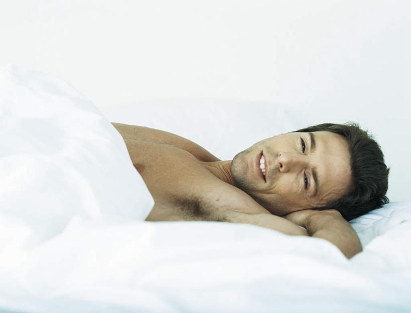 西方人,头发,一个人,躺,笑,摸,微笑,露齿笑,横图,室内,白天,侧面,床,靠垫,卧室,欧洲,欧洲人,仅一个男性,仅一个人,抚摸,床单,靠枕,注视,被子,裸露,仅一个年轻男性,黑色,垫子,枕头,观察,看,靠,靠着,倚靠,转头,单人床,观看,察看,双手抱头,被单,倚着,关注,裸,卧着,男人,男性,年轻男性,白种人,触摸,接触,躺着,卧,半身,彩图,睡房,卧房