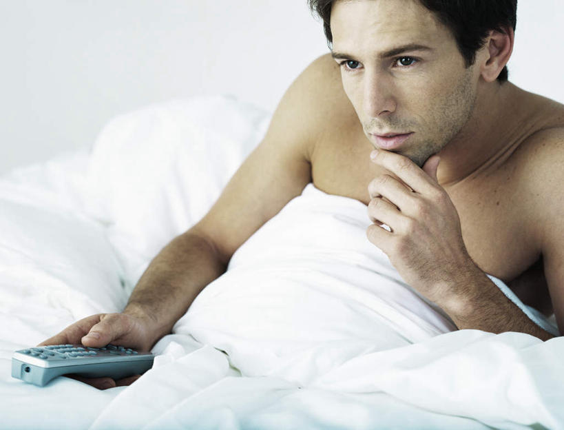 西方人,头发,一个人,躺,笑,摸,微笑,横图,室内,白天,正面,床,靠垫,卧室,欧洲,欧洲人,仅一个男性,仅一个人,撑,抚摸,敲打,握,阴影,反射,影子,墙,床单,靠枕,拿,拿着,托腮,注视,输入,被子,裸露,墙壁,墙面,仅一个年轻男性,一个,黑色,垫子,遥控器,枕头,打字,观察,看,靠,靠着,托,倚靠,握着,单人床,单个,观看,点击,敲击,察看,被单,倚着,关注,托下巴,裸,卧着,按键,男人,男性,年轻男性,白种人,触摸,接触,躺着,卧,半身,彩图,睡房,卧房