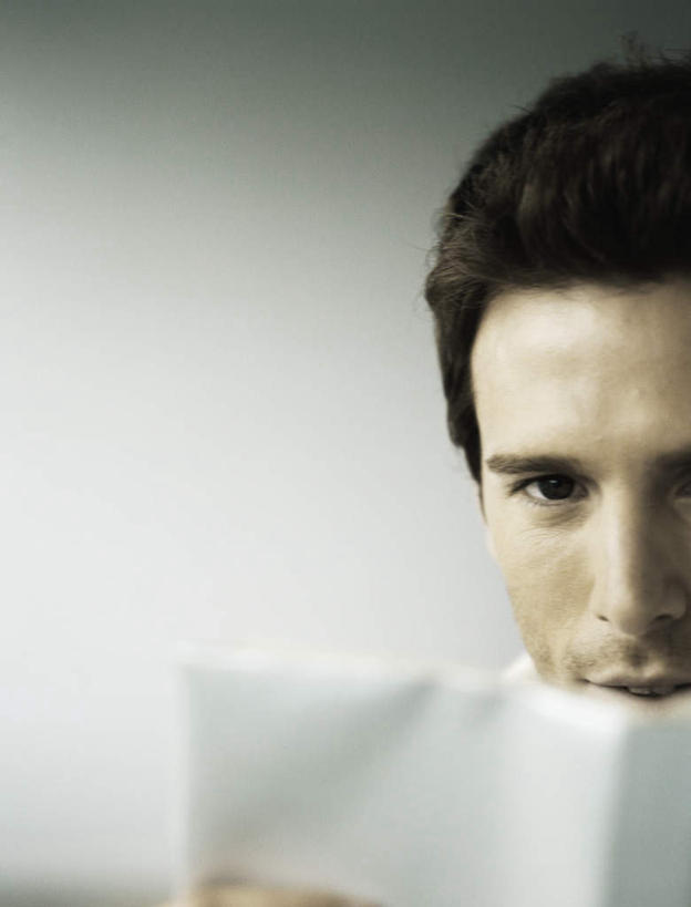 西方人,脸,头,脸颊,头发,一个人,笑,微笑,竖图,室内,白天,正面,阅读,报纸,欧洲,欧洲人,仅一个男性,仅一个人,一张,握,学习,阴影,反射,信息,影子,墙,拿,拿着,注视,墙壁,墙面,仅一个年轻男性,黑色,观察,看,浏览,握着,观看,新闻,察看,关注,男人,男性,年轻男性,白种人,头部,脸部,脸蛋,面部,半身,彩图,报刊