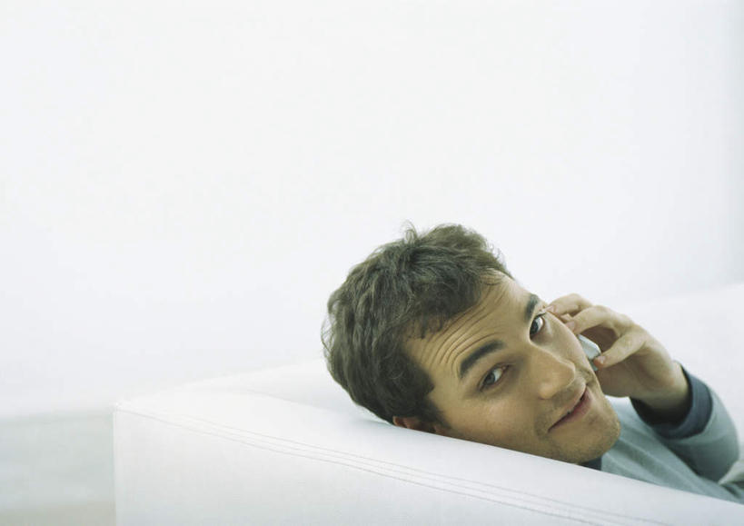 西方人,头发,一个人,客厅,躺,举,笑,打电话,微笑,横图,室内,白天,沙发,电话,手机,欧洲,欧洲人,仅一个男性,仅一个人,握,服装,拿,听,拿着,注视,休闲装,通讯设备,仅一个年轻男性,背面,衣服,黄色,蓝色,观察,看,靠,靠着,托,倚靠,转头,休闲,休闲服,握着,服饰,观看,察看,起居室,倚着,关注,布艺沙发,卧着,交流,男人,男性,年轻男性,白种人,沟通,举起,举手,举着,躺着,通话,卧,向上举,向上伸,向上托,半身,彩图