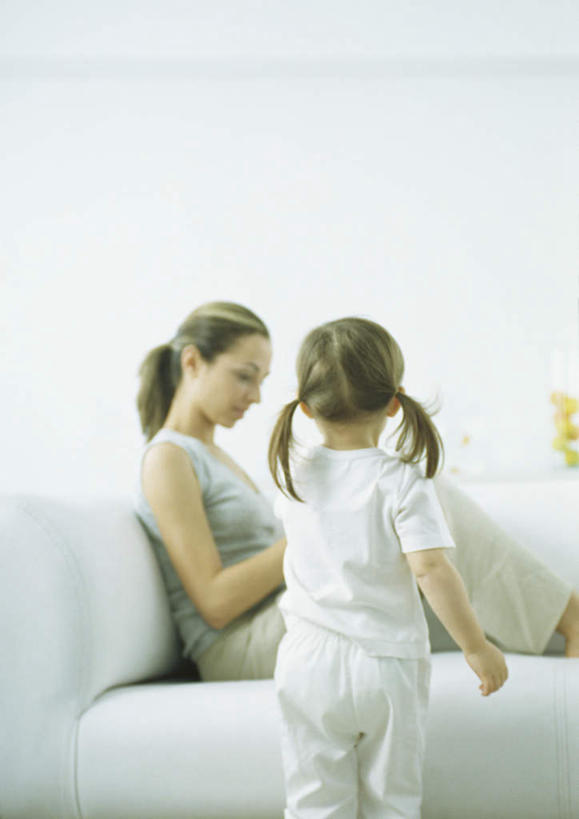 西方人,儿童,背部,头发,两个人,家庭,母亲,女儿,客厅,走,躺,笑,微笑,露齿笑,竖图,室内,白天,正面,纯洁,靠垫,沙发,欧洲,欧洲人,握,阴影,服装,反射,影子,墙,记事本,靠枕,拿,拿着,注视,休闲装,墙壁,墙面,小孩,衣服,黄色,蓝色,本子,笔记本,垫子,枕头,低头,观察,看,靠,靠着,倚靠,休闲,温暖,温馨,母女,一家人,休闲服,可爱,母爱,童年,童趣,握着,服饰,观看,和睦,察看,起居室,倚着,关注,布艺沙发,童真,烂漫,无邪,卧着,天真,年轻女性,女孩,女人,女性,白种人,孩子,步行,躺着,卧,走路,半身,彩图,融洽,女生