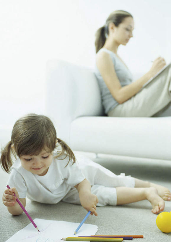 西方人,儿童,两个人,家庭,母亲,女儿,客厅,躺,笑,摸,微笑,露齿笑,竖图,室内,白天,正面,纯洁,沙发,欧洲,欧洲人,一张,许多,抚摸,笔,材料,档案,文件,纸,墙,办公用品,注视,墙壁,墙面,文具,小孩,黄色,红色,白纸,学习用品,资料,低头,观察,看,靠,靠着,倚靠,温暖,温馨,母女,一家人,可爱,母爱,童年,童趣,观看,文具用品,和睦,察看,起居室,倚着,关注,文档,布艺沙发,童真,烂漫,无邪,卧着,天真,年轻女性,女孩,女人,女性,白种人,孩子,触摸,接触,躺着,卧,半身,彩图,融洽,女生