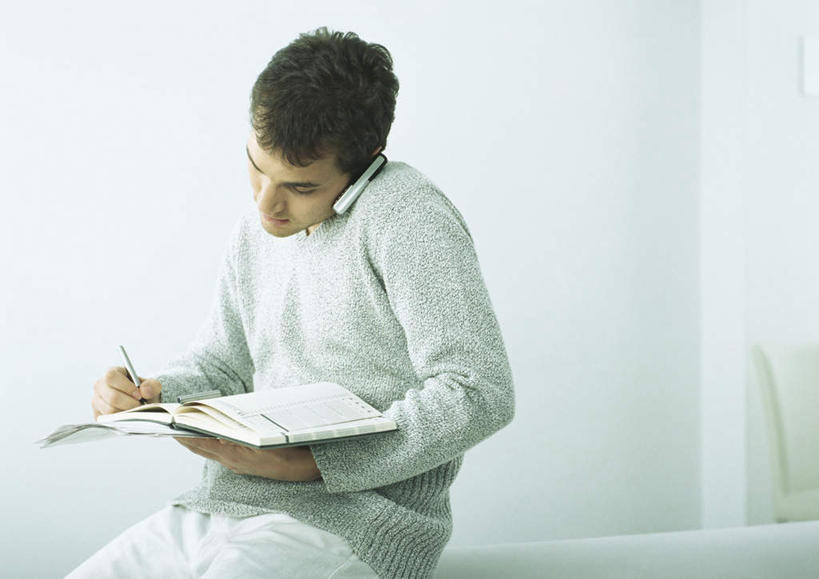 西方人,头发,一个人,客厅,坐,捧,打电话,横图,室内,白天,正面,沙发,电话,手机,欧洲,欧洲人,仅一个男性,仅一个人,握,写,服装,笔,材料,档案,文件,墙,办公用品,听,注视,休闲装,通讯设备,墙壁,墙面,文具,仅一个年轻男性,一个,衣服,白色,黑色,学习用品,资料,低头,观察,记录,看,休闲,休闲服,握着,服饰,单个,观看,文具用品,一支,察看,起居室,关注,文档,布艺沙发,交流,男人,男性,年轻男性,白种人,端,端着,沟通,捧着,手捧,通话,坐着,半身,彩图