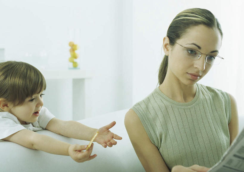 西方人,儿童,头发,两个人,家庭,母亲,女儿,客厅,坐,举,笑,摸,微笑,露齿笑,横图,室内,白天,正面,阅读,纯洁,沙发,报纸,欧洲,欧洲人,一副,一张,抚摸,学习,阴影,服装,光线,信息,眼镜,影子,注视,休闲装,小孩,衣服,黄色,灰色,阳光,观察,看,靠,靠着,趴着,托,倚靠,休闲,温暖,温馨,母女,一家人,休闲服,可爱,母爱,童年,童趣,浏览,服饰,观看,新闻,和睦,察看,起居室,倚着,关注,近视眼镜,布艺沙发,童真,烂漫,无邪,天真,年轻女性,女孩,女人,女性,白种人,孩子,触摸,接触,举起,举手,举着,趴,向上举,向上伸,向上托,坐着,半身,彩图,融洽,报刊,女生