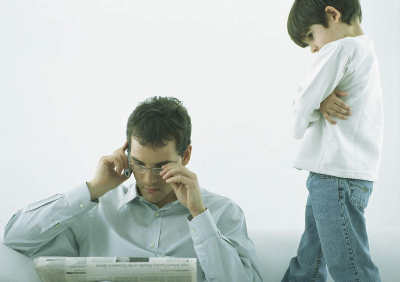 西方人,儿童,两个人,家庭,父亲,儿子,客厅,坐,摸,双手交叉,横图,室内,白天,正面,衬衫,阅读,纯洁,沙发,报纸,欧洲,欧洲人,一副,一张,抚摸,握,学习,阴影,服装,光线,信息,眼镜,影子,拿,拿着,注视,休闲装,小孩,衣服,蓝色,白色,阳光,低头,观察,看,靠,靠着,倚靠,休闲,温暖,温馨,父子,一家人,休闲服,父爱,可爱,童年,童趣,浏览,握着,服饰,观看,新闻,和睦,察看,起居室,双手抱胸,倚着,关注,近视眼镜,布艺沙发,童真,烂漫,无邪,天真,男孩,男人,男性,年轻男性,白种人,孩子,触摸,接触,坐着,半身,彩图,衬衣,融洽,报刊,男生