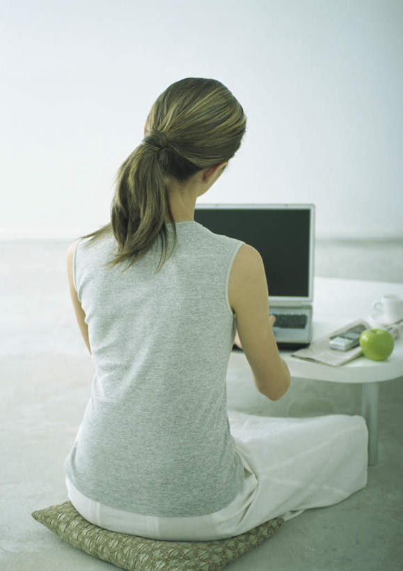 西方人,头发,一个人,客厅,坐,摸,打电话,盘腿,竖图,室内,白天,电脑,笔记本电脑,靠垫,桌子,苹果,电话,手机,水果,欧洲,欧洲人,仅一个年轻女性,仅一个女性,仅一个人,抚摸,敲打,服装,新鲜,网络,办公桌,墙,生食,食品,果实,靠枕,注视,休闲装,输入,通讯设备,墙壁,墙面,食物,一个,背面,衣服,黄色,蓝色,绿色,垫子,枕头,打字,低头,观察,看,休闲,休闲服,服饰,有机食品,绿色食品,单个,观看,点击,敲击,察看,无线,起居室,关注,通信设备,无线网络,无线上网,便携式电脑,交流,按键,手提电脑,年轻女性,女人,女性,白种人,触摸,沟通,接触,盘腿而坐,盘膝,盘着腿的,盘着腿坐,双腿交叉,通话,坐着,彩图,全身