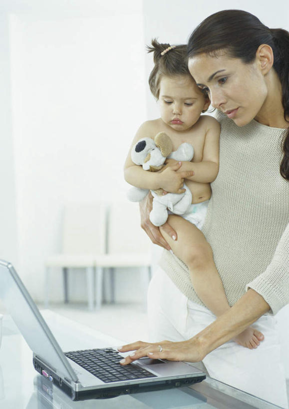 西方人,儿童,头发,两个人,家庭,母亲,女儿,客厅,站,抱,笑,摸,微笑,露齿笑,竖图,室内,白天,正面,纯洁,电脑,笔记本电脑,桌子,欧洲,欧洲人,抚摸,敲打,朦胧,模糊,网络,办公桌,注视,输入,通讯设备,一个,小孩,黄色,玩具熊,打字,低头,观察,看,站着,温暖,温馨,母女,一家人,可爱,母爱,童年,童趣,单个,抱着,观看,点击,一台,敲击,和睦,察看,无线,起居室,搂着,关注,通信设备,无线网络,无线上网,便携式电脑,童真,烂漫,无邪,天真,按键,手提电脑,年轻女性,女孩,女人,女性,白种人,孩子,触摸,怀抱,接触,搂,搂抱,相抱,拥抱,站立,半身,彩图,融洽,女生