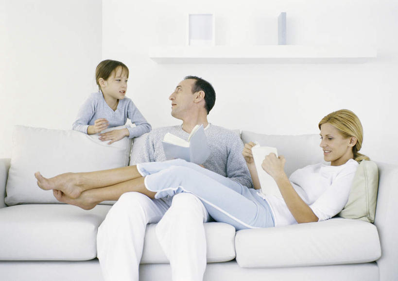 西方人,儿童,头发,三个人,家庭,夫妻,母亲,父亲,儿子,客厅,站,坐,笑,摸,交叉,微笑,露齿笑,横图,室内,白天,正面,爱情,纯洁,靠垫,沙发,书籍,欧洲,欧洲人,一排,抚摸,握,服装,整齐,靠枕,浪漫,拿,拿着,注视,休闲装,相视,排列,小孩,衣服,黄色,蓝色,白色,垫子,枕头,观察,看,靠,靠着,趴着,倚靠,站着,休闲,温暖,温馨,父子,母子,三口之家,一家人,面对面,休闲服,恩爱,父爱,可爱,母爱,童年,童趣,握着,恋人,服饰,观看,两本,对视,和睦,察看,起居室,倚着,队列,关注,相对,布艺沙发,童真,烂漫,无邪,相看,相交,交集,天真,男孩,男人,男性,年轻男性,年轻女性,女人,女性,白种人,孩子,年轻人,情侣,书,图书,触摸,接触,趴,站立,坐着,半身,彩图,伴侣,融洽,男生