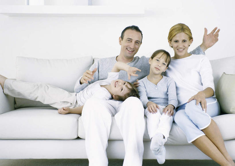 西方人,儿童,头发,四个人,家庭,夫妻,母亲,父亲,女儿,儿子,客厅,坐,举,笑,摸,微笑,露齿笑,横图,室内,白天,正面,爱情,纯洁,靠垫,沙发,欧洲,欧洲人,一排,抚摸,服装,整齐,墙,靠枕,浪漫,依偎,注视,休闲装,墙壁,墙面,排列,小孩,衣服,黄色,蓝色,白色,垫子,枕头,观察,看,靠,靠着,托,倚靠,休闲,温暖,温馨,父子,母女,一家人,休闲服,恩爱,父爱,可爱,母爱,童年,童趣,恋人,服饰,观看,和睦,察看,起居室,倚着,队列,关注,布艺沙发,童真,烂漫,无邪,依附,依赖,投靠,天真,男孩,男人,男性,年轻男性,年轻女性,女孩,女人,女性,白种人,孩子,情侣,触摸,接触,举起,举手,举着,抬头,向上举,向上伸,向上托,仰头,坐着,半身,彩图,伴侣,融洽,男生,女生