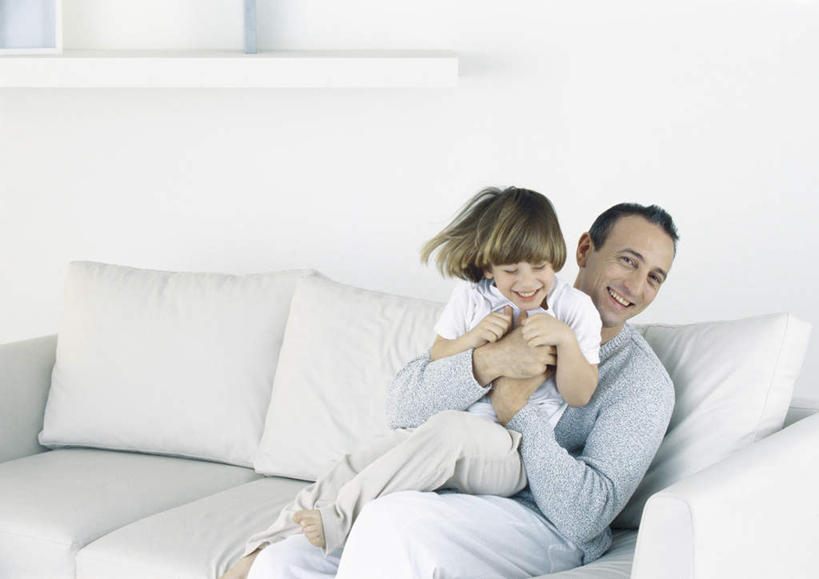 西方人,儿童,头发,家庭,父亲,儿子,客厅,坐,抱,笑,摸,微笑,露齿笑,横图,室内,白天,正面,纯洁,靠垫,沙发,欧洲,欧洲人,一排,抚摸,服装,整齐,靠枕,依偎,注视,休闲装,排列,小孩,衣服,黄色,蓝色,垫子,枕头,观察,看,靠,靠着,倚靠,休闲,温暖,温馨,父子,一家人,休闲服,父爱,可爱,童年,童趣,服饰,抱着,观看,和睦,察看,搂着,倚着,队列,关注,布艺沙发,童真,烂漫,无邪,依附,依赖,投靠,天真,男孩,男人,男性,年轻男性,白种人,孩子,年轻人,触摸,怀抱,接触,搂,搂抱,相抱,拥抱,坐着,半身,彩图,融洽,男生