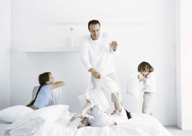 西方人,儿童,头发,四个人,家庭,夫妻,母亲,父亲,女儿,儿子,站,躺,投,笑,微笑,露齿笑,横图,室内,白天,正面,爱情,游戏,纯洁,床,靠垫,卧室,欧洲,欧洲人,握,阴影,服装,光线,影子,床单,靠枕,浪漫,拿,玩,拿着,注视,休闲装,娱乐,被子,小孩,衣服,蓝色,白色,黑色,阳光,垫子,枕头,低头,观察,看,站着,休闲,温暖,温馨,父子,母女,一家人,休闲服,恩爱,父爱,可爱,母爱,童年,童趣,握着,遮,遮掩,恋人,服饰,单人床,观看,活动,和睦,察看,掩盖,被单,遮挡,发泄,关注,消遣,智力,童真,烂漫,无邪,遮盖,宣泄,掩饰,卧着,天真,男孩,男人,男性,年轻男性,年轻女性,女孩,女人,女性,白种人,孩子,情侣,扔,躺着,玩耍,卧,嬉戏,站立,掷,彩图,全身,睡房,卧房,伴侣,融洽,男生,女生