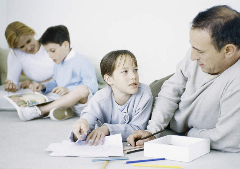 西方人,儿童,头发,四个人,家庭,夫妻,母亲,父亲,女儿,儿子,客厅,坐,笑,摸,盘腿,微笑,露齿笑,横图,室内,白天,正面,爱情,纯洁,靠垫,书籍,欧洲,欧洲人,握,服装,笔,墙,办公用品,靠枕,浪漫,拿,拿着,注视,休闲装,相视,墙壁,墙面,文具,小孩,衣服,黄色,蓝色,白色,黑色,学习用品,垫子,枕头,低头,观察,看,趴着,转头,休闲,温暖,温馨,父子,母女,一家人,面对面,休闲服,恩爱,父爱,可爱,母爱,童年,童趣,握着,恋人,服饰,观看,对视,文具用品,和睦,察看,起居室,关注,相对,童真,烂漫,无邪,相看,天真,男孩,男人,男性,年轻男性,年轻女性,女孩,女人,女性,白种人,孩子,情侣,书,图书,触摸,接触,趴,盘腿而坐,盘膝,盘着腿的,盘着腿坐,双腿交叉,坐着,半身,彩图,伴侣,融洽,男生,女生