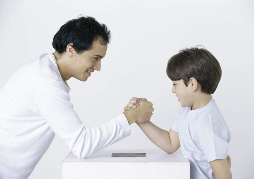 西方人,儿童,头发,家庭,父亲,儿子,坐,握手,笑,摸,微笑,露齿笑,横图,室内,白天,侧面,游戏,纯洁,桌子,欧洲,欧洲人,撑,抚摸,服装,办公桌,墙,玩,注视,休闲装,娱乐,墙壁,墙面,小孩,衣服,黄色,蓝色,白色,黑色,观察,看,休闲,温暖,温馨,父子,一家人,休闲服,父爱,可爱,力量,童年,童趣,服饰,观看,活动,和睦,察看,撑着,发泄,关注,消遣,智力,童真,烂漫,无邪,宣泄,天真,男孩,男人,男性,年轻男性,白种人,孩子,年轻人,触摸,接触,玩耍,嬉戏,坐着,半身,彩图,融洽,男生