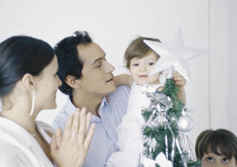 西方人,儿童,头发,四个人,家庭,夫妻,母亲,父亲,女儿,儿子,客厅,站,举,抱,横图,室内,白天,正面,爱情,快乐,兴奋,纯洁,骄傲,成功,胜利,植物,欧洲,圣诞节,欧洲人,击掌,握,服装,节日,庆祝,装饰,星星,圣诞树,浪漫,拿,拿着,注视,休闲装,文化,树,树木,小孩,衣服,黄色,绿色,白色,黑色,自然,观察,看,手势,托,站着,庆典,休闲,温暖,温馨,星形,父子,母女,一家人,休闲服,恩爱,父爱,可爱,母爱,童年,童趣,自信,握着,恋人,服饰,生长,成长,抱着,观看,纪念,华丽,修饰,点缀,和睦,察看,起居室,搂着,关注,五角形,童真,烂漫,无邪,衬托,美观,雅致,雅观,天真,男孩,男人,男性,年轻男性,年轻女性,女孩,女人,女性,白种人,孩子,情侣,五角星,怀抱,举起,举手,举着,搂,搂抱,拍手,相抱,向上举,向上伸,向上托,拥抱,站立,半身,彩图,欢乐,开心,伴侣,融洽,男生,女生