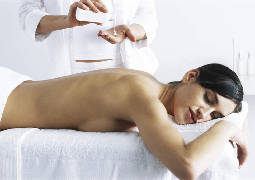 西方人,两个人,按摩师,站,闭眼,捧,笑,摸,微笑,横图,室内,白天,正面,工作服,制服,按摩,床,欧洲,欧洲人,撑,抚摸,握,阴影,光线,润肤露,影子,墙,床单,拿,拿着,被子,墙壁,墙面,阳光,化妆品,精油,趴着,站着,握着,单人床,一瓶,撑着,被单,指压,工作制服,年轻女性,女人,女性,白种人,技师,闭眼睛,闭着眼,闭着眼睛,触摸,端,端着,接触,趴,捧着,手捧,站立,半身,彩图,工作套服,推拿