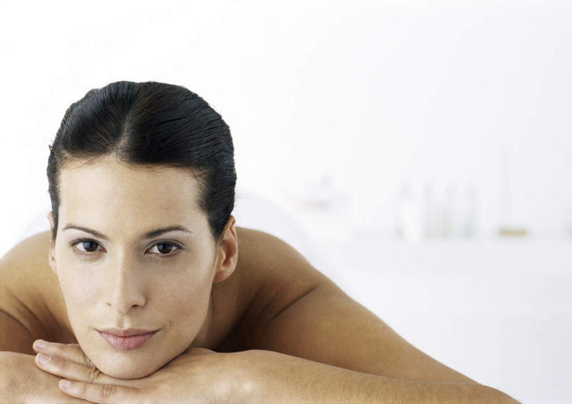 西方人,脸,头,脸颊,头发,两个人,笑,摸,微笑,横图,室内,特写,白天,正面,床,欧洲,欧洲人,撑,抚摸,墙,床单,托腮,注视,被子,裸露,墙壁,墙面,黑色,观察,看,趴着,托,单人床,赤裸,观看,察看,撑着,被单,关注,托下巴,裸,年轻女性,女人,女性,白种人,头部,脸部,脸蛋,面部,触摸,接触,趴,彩图,全身