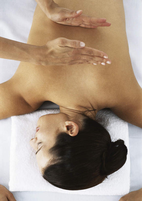 西方人,两个人,按摩师,闭眼,笑,摸,微笑,露齿笑,竖图,俯视,室内,白天,按摩,床,靠垫,欧洲,欧洲人,撑,抚摸,床单,靠枕,被子,裸露,垫子,枕头,按,趴着,转头,单人床,赤裸,撑着,被单,裸,指压,年轻女性,女人,女性,白种人,技师,闭眼睛,闭着眼,闭着眼睛,触摸,接触,趴,半身,彩图,高角度拍摄,推拿