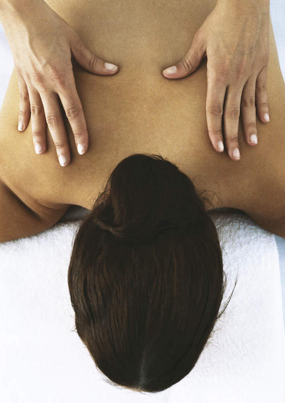 西方人,两个人,按摩师,摸,竖图,俯视,室内,白天,按摩,床,靠垫,欧洲,欧洲人,撑,抚摸,床单,靠枕,被子,裸露,垫子,枕头,按,低头,趴着,单人床,赤裸,撑着,被单,裸,指压,年轻女性,女人,女性,白种人,技师,触摸,接触,趴,半身,彩图,高角度拍摄,推拿