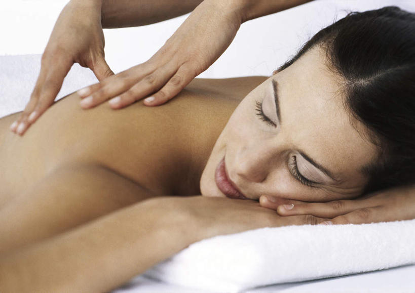 西方人,头发,两个人,按摩师,站,闭眼,笑,摸,微笑,横图,室内,特写,白天,正面,按摩,床,靠垫,欧洲,欧洲人,撑,抚摸,阴影,光线,影子,床单,靠枕,托腮,被子,裸露,黑色,阳光,垫子,枕头,按,趴着,托,站着,单人床,赤裸,被单,托下巴,裸,指压,年轻女性,女人,女性,白种人,技师,闭眼睛,闭着眼,闭着眼睛,触摸,接触,趴,站立,半身,彩图,推拿