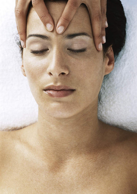 西方人,两个人,按摩师,躺,闭眼,笑,摸,微笑,竖图,俯视,室内,特写,白天,按摩,床,靠垫,欧洲,欧洲人,抚摸,床单,靠枕,被子,裸露,垫子,枕头,按,单人床,赤裸,被单,裸,指压,卧着,年轻女性,女人,女性,白种人,技师,闭眼睛,闭着眼,闭着眼睛,触摸,接触,躺着,卧,半身,彩图,高角度拍摄,推拿