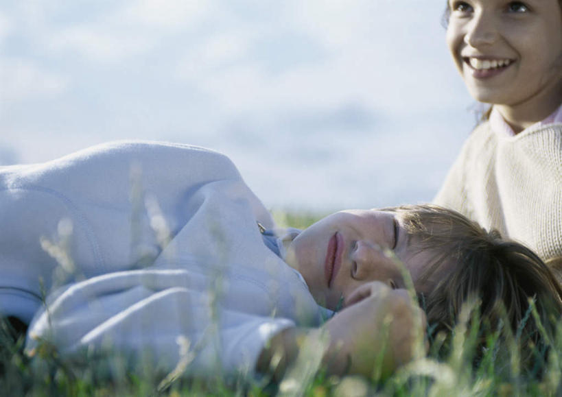 西方人,儿童,头发,两个人,家庭,伙伴,朋友,躺,闭眼,笑,摸,微笑,露齿笑,横图,室外,白天,正面,旅游,度假,友谊,纯洁,草地,草坪,植物,欧洲,欧洲人,撑,抚摸,阴影,服装,光线,影子,云,云朵,云彩,注视,休闲装,娱乐,草,小孩,衣服,黄色,蓝色,绿色,黑色,白云,蓝天,天空,阳光,天,观察,看,享受,休闲,温暖,温馨,一家人,休闲服,放松,可爱,童年,童趣,服饰,观看,和睦,察看,撑着,关注,童真,烂漫,无邪,卧着,天真,友情,男孩,男人,男性,女孩,女人,女性,白种人,闭眼睛,闭着眼,闭着眼睛,触摸,接触,躺着,卧,半身,彩图,融洽,男生,女生