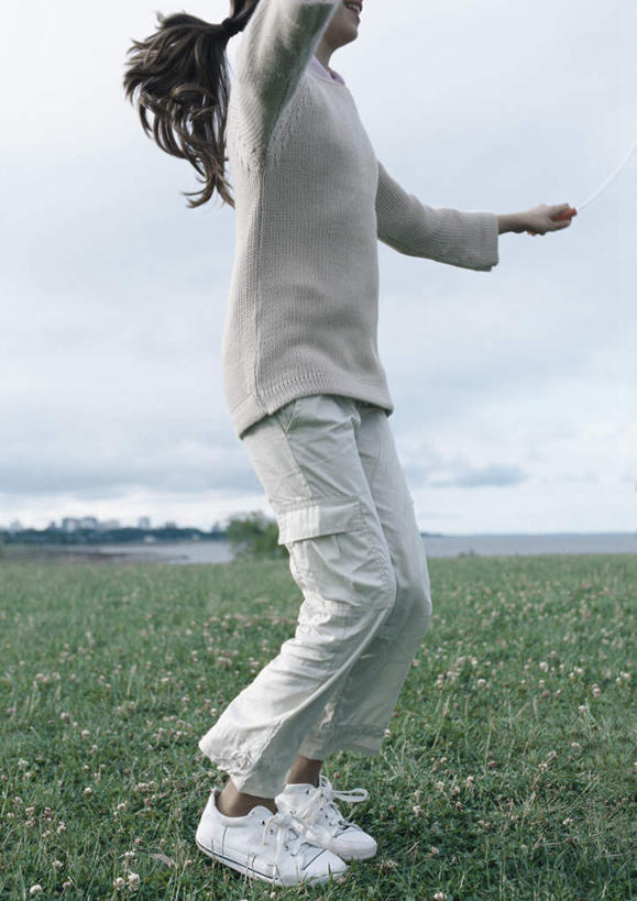 西方人,儿童,头发,一个人,站,举,伸展双臂,竖图,室外,白天,侧面,旅游,度假,纯洁,草地,草坪,植物,欧洲,欧洲人,仅一个女性,仅一个人,阴影,服装,光线,影子,云,云朵,云彩,注视,休闲装,娱乐,草,树,树木,小孩,衣服,蓝色,绿色,黑色,灰色,白云,蓝天,天空,阳光,自然,天,观察,看,托,站着,仅一个小孩,享受,休闲,休闲服,放松,可爱,童年,童趣,服饰,生长,成长,观看,察看,关注,童真,烂漫,无邪,天真,女孩,女人,女性,白种人,孩子,敞开双臂,举起,举手,举着,伸开双臂,向上举,向上伸,向上托,展开双肩,站立,张开手臂,张开双臂,半身,彩图,女生