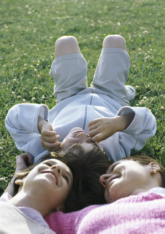 西方人,儿童,头发,三个人,家庭,伙伴,朋友,躺,举,笑,摸,微笑,露齿笑,竖图,俯视,室外,白天,旅游,度假,友谊,纯洁,草地,草坪,植物,欧洲,欧洲人,抚摸,阴影,服装,光线,影子,注视,休闲装,娱乐,草,小孩,衣服,粉色,黄色,蓝色,绿色,阳光,观察,看,托,转头,享受,休闲,温暖,温馨,一家人,休闲服,放松,可爱,童年,童趣,服饰,观看,和睦,察看,关注,童真,烂漫,无邪,卧着,天真,友情,男孩,男人,男性,女孩,女人,女性,白种人,触摸,接触,举起,举手,举着,躺着,卧,向上举,向上伸,向上托,半身,彩图,高角度拍摄,融洽,男生,女生