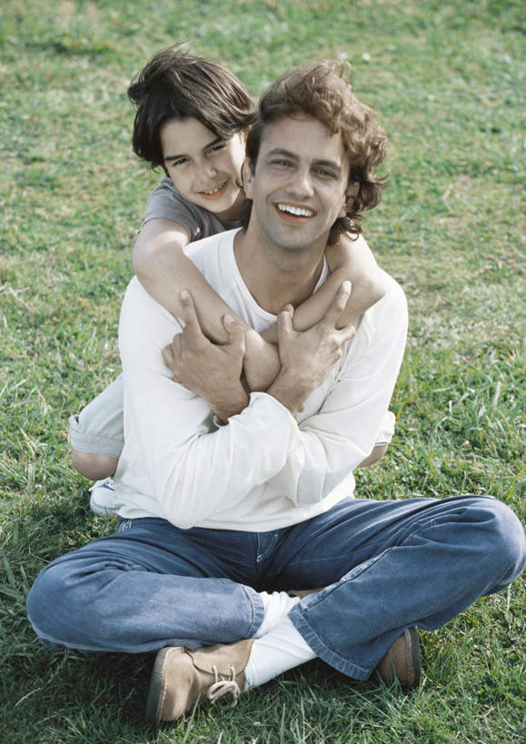 西方人,儿童,两个人,家庭,父亲,儿子,坐,抱,笑,摸,盘腿,微笑,露齿笑,竖图,室外,白天,正面,旅游,度假,纯洁,草地,草坪,植物,欧洲,欧洲人,抚摸,阴影,服装,光线,影子,注视,休闲装,娱乐,草,小孩,衣服,蓝色,绿色,白色,阳光,观察,看,享受,休闲,温暖,温馨,父子,一家人,休闲服,放松,父爱,可爱,童年,童趣,服饰,抱着,观看,和睦,察看,搂着,关注,童真,烂漫,无邪,天真,男孩,男人,男性,年轻男性,白种人,孩子,年轻人,触摸,怀抱,接触,搂,搂抱,盘腿而坐,盘膝,盘着腿的,盘着腿坐,双腿交叉,相抱,拥抱,坐着,彩图,全身,融洽,男生