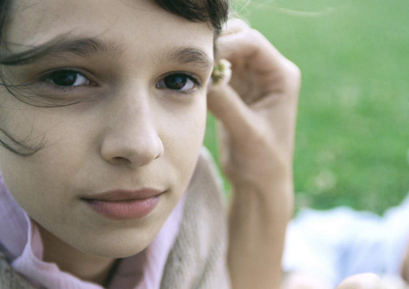 西方人,脸,头,脸颊,头发,两个人,家庭,伙伴,朋友,笑,摸,微笑,横图,室外,特写,白天,正面,旅游,度假,友谊,草地,草坪,植物,欧洲,欧洲人,抚摸,握,阴影,服装,朦胧,模糊,光线,影子,拿,拿着,注视,休闲装,娱乐,草,衣服,粉色,绿色,黑色,阳光,观察,看,享受,休闲,温暖,温馨,一家人,休闲服,放松,握着,服饰,观看,和睦,察看,关注,友情,年轻女性,女人,女性,白种人,头部,脸部,脸蛋,面部,触摸,接触,半身,彩图,融洽