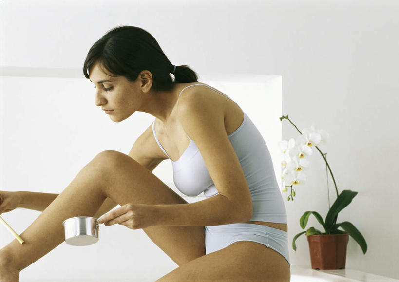 西方人,头发,一个人,坐,笑,微笑,横图,室内,白天,侧面,植物,卫生间,浴室,欧洲,欧洲人,仅一个年轻女性,仅一个女性,仅一个人,一根,弯腰,握,内衣,棒子,盆栽,润肤露,墙,盆景,拿,拿着,涂抹,注视,墙壁,墙面,蓝色,绿色,黑色,自然,低头,观察,看,握着,生长,成长,观看,一盆,察看,一瓶,关注,弯身,年轻女性,女人,女性,白种人,淋浴房,坐着,半身,彩图,冲凉房,沐浴间,沐浴室