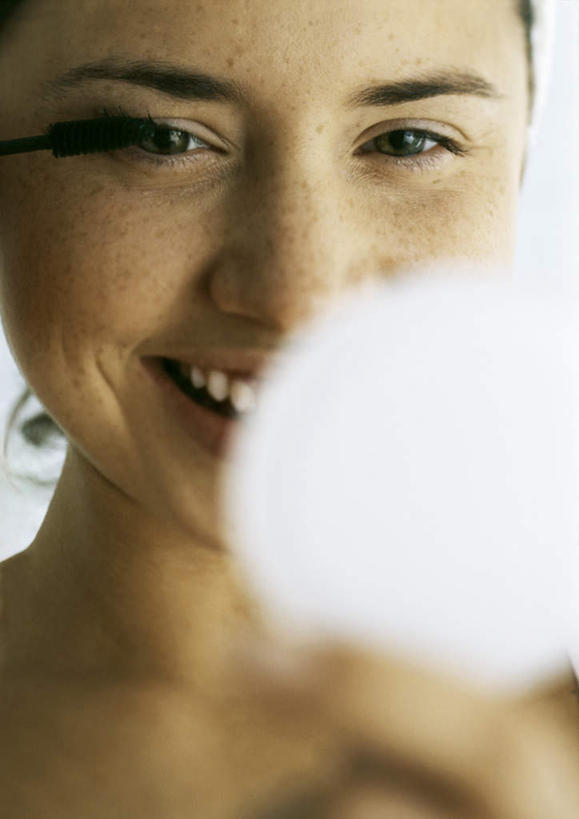 西方人,脸,头,脸颊,头发,一个人,站,笑,微笑,露齿笑,竖图,室内,特写,白天,正面,化妆,美容,镜子,吊带,欧洲,欧洲人,仅一个年轻女性,仅一个女性,仅一个人,一面,握,阴影,服装,朦胧,模糊,反射,光线,束发带,头巾,影子,墙,拿,拿着,注视,吊带衫,墙壁,墙面,衣服,白色,黑色,阳光,化妆镜,观察,看,站着,握着,服饰,观看,镜像,察看,衣着,镜面,化妆间,穿着,关注,光学,衣饰,年轻女性,女人,女性,白种人,头部,脸部,脸蛋,面部,站立,半身,彩图