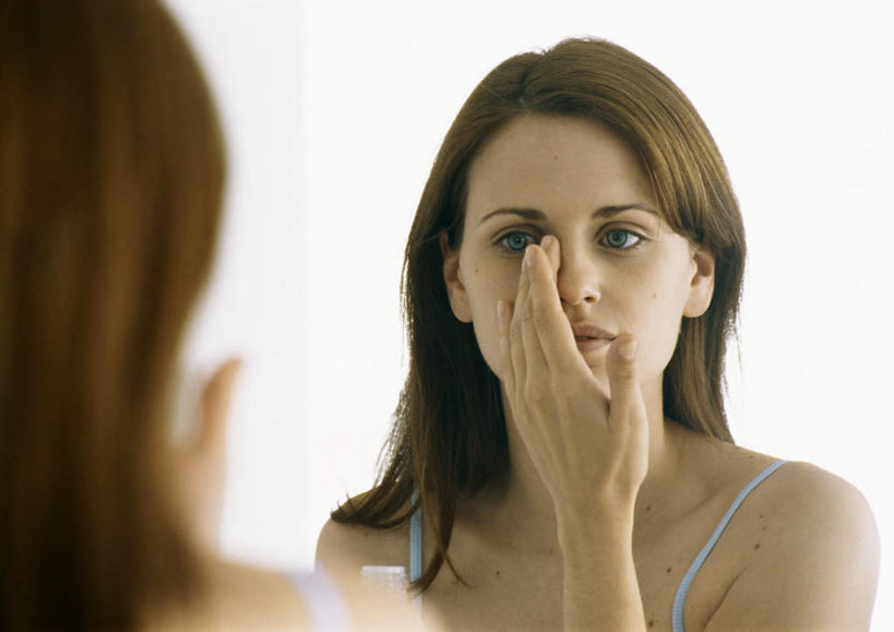 西方人,头发,一个人,站,举,笑,摸,微笑,露齿笑,横图,室内,白天,正面,化妆,美容,镜子,吊带,欧洲,欧洲人,仅一个年轻女性,仅一个女性,仅一个人,抚摸,服装,反射,墙,涂抹,注视,吊带衫,墙壁,墙面,衣服,黄色,白色,化妆镜,按,观察,看,托,站着,服饰,观看,镜像,察看,衣着,镜面,化妆间,穿着,关注,光学,衣饰,年轻女性,女人,女性,白种人,触摸,接触,举起,举手,举着,向上举,向上伸,向上托,站立,半身,彩图