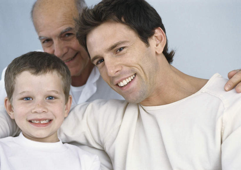 西方人,儿童,头发,三个人,家庭,父亲,儿子,祖父,坐,抱,笑,摸,微笑,露齿笑,横图,室内,白天,正面,纯洁,欧洲,欧洲人,抚摸,阴影,服装,光线,影子,墙,依偎,注视,休闲装,墙壁,墙面,小孩,衣服,白色,黑色,阳光,观察,看,靠,靠着,倚靠,休闲,温暖,温馨,父子,一家人,休闲服,父爱,可爱,童年,童趣,服饰,爷爷,抱着,观看,祖孙,和睦,察看,搂着,倚着,关注,童真,烂漫,无邪,外公,外祖父,外孙,外孙子,依附,依赖,投靠,天真,男孩,男人,男性,年轻男性,白种人,孩子,孙子,触摸,怀抱,接触,搂,搂抱,相抱,拥抱,坐着,半身,彩图,融洽,男生