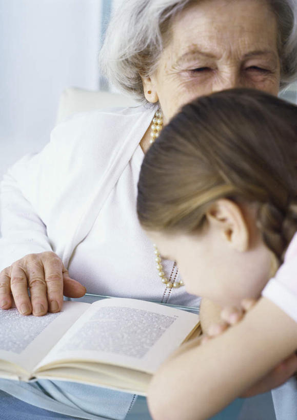 西方人,儿童,老年人,两个人,家庭,祖母,坐,笑,摸,微笑,露齿笑,竖图,室内,白天,正面,纯洁,桌子,书籍,欧洲,欧洲人,一本,撑,抚摸,阴影,光线,影子,办公桌,墙,注视,墙壁,墙面,小孩,阳光,观察,看,转头,温暖,温馨,一家人,可爱,童年,童趣,奶奶,观看,祖孙,和睦,察看,撑着,关注,童真,烂漫,无邪,外婆,外孙女,外祖母,天真,老年女性,女孩,女人,女性,白种人,孩子,孙女,书,图书,触摸,接触,坐着,半身,彩图,融洽,女生