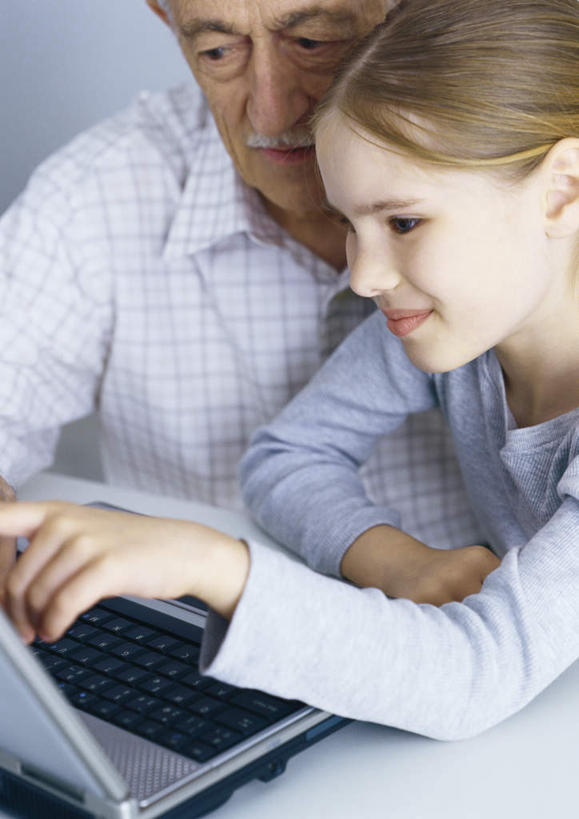 西方人,儿童,老年人,头发,两个人,家庭,祖父,坐,笑,微笑,露齿笑,竖图,俯视,室内,白天,纯洁,电脑,笔记本电脑,桌子,欧洲,欧洲人,敲打,指,阴影,光线,网络,影子,办公桌,墙,注视,方向,输入,通讯设备,墙壁,墙面,小孩,黄色,阳光,打字,低头,观察,看,手势,温暖,温馨,一家人,可爱,童年,童趣,爷爷,观看,祖孙,点击,一台,敲击,和睦,察看,无线,指向,关注,通信设备,无线网络,无线上网,便携式电脑,童真,烂漫,无邪,外孙女,外公,外祖父,外孙,外孙子,天真,按键,手提电脑,老年男性,男孩,男人,男性,女孩,女人,女性,白种人,孩子,孙女,孙子,坐着,半身,彩图,高角度拍摄,融洽,男生,女生