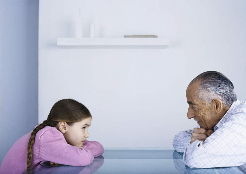 西方人,儿童,老年人,头发,两个人,家庭,祖父,客厅,坐,摸,横图,室内,白天,侧面,纯洁,桌面,桌子,欧洲,欧洲人,撑,抚摸,阴影,服装,光线,木制,影子,墙,注视,休闲装,相视,墙壁,墙面,小孩,衣服,粉色,黄色,白色,阳光,木制品,观察,看,趴着,休闲,温暖,温馨,一家人,面对面,休闲服,可爱,童年,童趣,服饰,爷爷,观看,祖孙,对视,和睦,察看,起居室,撑着,关注,相对,童真,烂漫,无邪,外孙女,外公,外祖父,外孙,相看,外孙子,天真,老年男性,男孩,男人,男性,女孩,女人,女性,白种人,孩子,孙女,孙子,触摸,接触,趴,坐着,半身,彩图,融洽,男生,女生