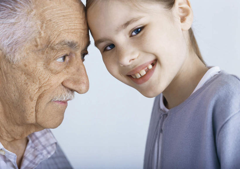 西方人,儿童,老年人,胡须,头发,两个人,家庭,祖父,站,笑,摸,微笑,露齿笑,横图,室内,白天,侧面,纯洁,欧洲,欧洲人,抚摸,服装,墙,注视,休闲装,墙壁,墙面,小孩,衣服,蓝色,白色,观察,看,站着,转头,休闲,温暖,温馨,一家人,休闲服,可爱,童年,童趣,服饰,爷爷,观看,祖孙,和睦,察看,关注,童真,烂漫,无邪,外孙女,外公,外祖父,外孙,外孙子,天真,老年男性,男孩,男人,男性,女孩,女人,女性,白种人,孩子,胡子,小胡子,孙女,孙子,触摸,接触,站立,半身,彩图,融洽,男生,女生