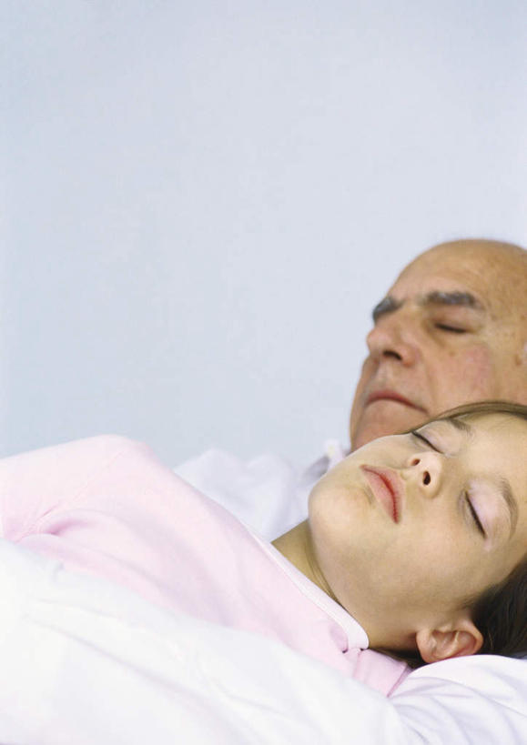 西方人,儿童,老年人,头发,两个人,家庭,祖父,躺,闭眼,睡,竖图,室内,白天,正面,纯洁,床,卧室,欧洲,欧洲人,服装,墙,床单,依偎,休闲装,被子,墙壁,墙面,小孩,衣服,粉色,黄色,靠,靠着,倚靠,休闲,温暖,温馨,一家人,休闲服,可爱,童年,童趣,服饰,单人床,爷爷,祖孙,和睦,被单,倚着,童真,烂漫,无邪,外孙女,外公,外祖父,外孙,外孙子,依附,依赖,投靠,卧着,天真,老年男性,男孩,男人,男性,女孩,女人,女性,白种人,孩子,孙女,孙子,闭眼睛,闭着眼,闭着眼睛,困,困觉,寝息,睡觉,躺着,卧,半身,彩图,睡房,卧房,融洽,男生,女生