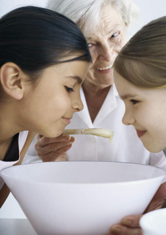 西方人,儿童,老年人,头发,三个人,家庭,祖母,站,举,笑,微笑,露齿笑,竖图,室内,白天,正面,纯洁,桌子,欧洲,欧洲人,握,服装,勺子,办公桌,面粉,拿,拿着,注视,休闲装,相视,一个,小孩,衣服,黄色,白色,黑色,调羹,汤匙,观察,看,托,站着,休闲,温暖,温馨,一家人,面对面,休闲服,可爱,童年,童趣,握着,服饰,奶奶,单个,观看,祖孙,对视,和睦,察看,关注,相对,童真,烂漫,无邪,外婆,外孙女,外祖母,外孙,相看,一碗,外孙子,天真,老年女性,男孩,男人,男性,女孩,女人,女性,白种人,孩子,孙女,孙子,举起,举手,举着,向上举,向上伸,向上托,站立,半身,彩图,融洽,男生,女生