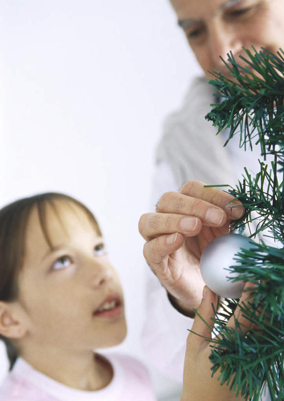 西方人,儿童,老年人,头发,两个人,家庭,祖父,站,笑,摸,微笑,露齿笑,竖图,室内,白天,正面,纯洁,植物,欧洲,圣诞节,欧洲人,一棵,抚摸,阴影,节日,庆祝,光线,影子,墙,圣诞树,注视,文化,墙壁,墙面,树,树木,小孩,黄色,绿色,阳光,自然,观察,看,站着,庆典,温暖,温馨,一家人,可爱,童年,童趣,生长,爷爷,成长,观看,纪念,祖孙,和睦,察看,关注,童真,烂漫,无邪,外孙女,外公,外祖父,外孙,外孙子,天真,老年男性,男孩,男人,男性,女孩,女人,女性,白种人,孩子,孙女,孙子,触摸,接触,抬头,仰头,站立,半身,彩图,融洽,男生,女生