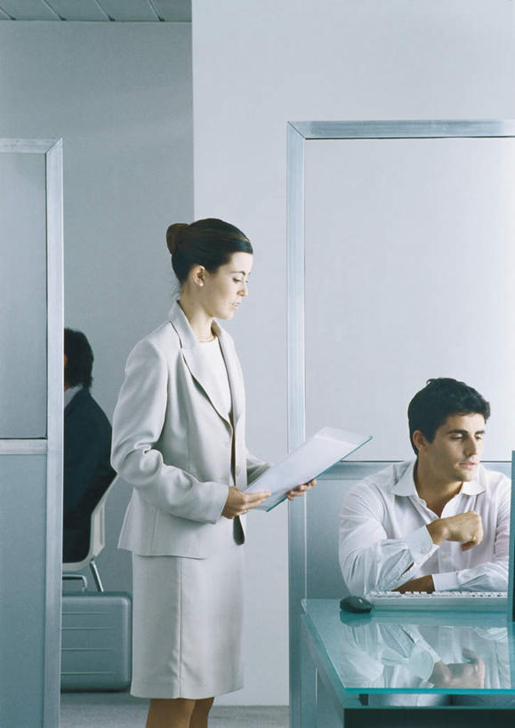 西方人,头发,三个人,伙伴,同事,朋友,商务人士,商务男性,商务女性,办公室,站,坐,捧,摸,竖图,室内,白天,正面,衬衫,友谊,成功,合作,团队,集体,信心,电脑,笔记本电脑,桌子,欧洲,欧洲人,抚摸,敲打,握,套装,网络,材料,档案,文件,办公桌,拿,拿着,注视,输入,通讯设备,队伍,黑色,资料,打字,观察,看,站着,转头,握着,观看,点击,敲击,察看,无线,领导,成就,关注,文档,通信设备,商务装,无线网络,合伙,领袖,无线上网,便携式电脑,工薪阶层,友情,按键,手提电脑,男人,男性,年轻男性,年轻女性,女人,女性,白种人,白领,上班族,触摸,端,端着,接触,捧着,手捧,站立,坐着,半身,彩图,衬衣