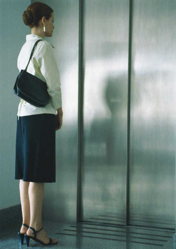 西方人,背,一个人,商务人士,商务女性,站,竖图,室内,白天,侧面,欧洲,欧洲人,仅一个年轻女性,仅一个女性,仅一个人,一排,阴影,套装,整齐,光线,包,瓷砖,地砖,方格,皮包,影子,墙,地面,注视,墙壁,墙面,排列,三个,一个,黑色,阳光,背着,观察,看,站着,单个,观看,单肩包,察看,队列,关注,商务装,工薪阶层,年轻女性,女人,女性,白种人,白领,上班族,站立,彩图,全身